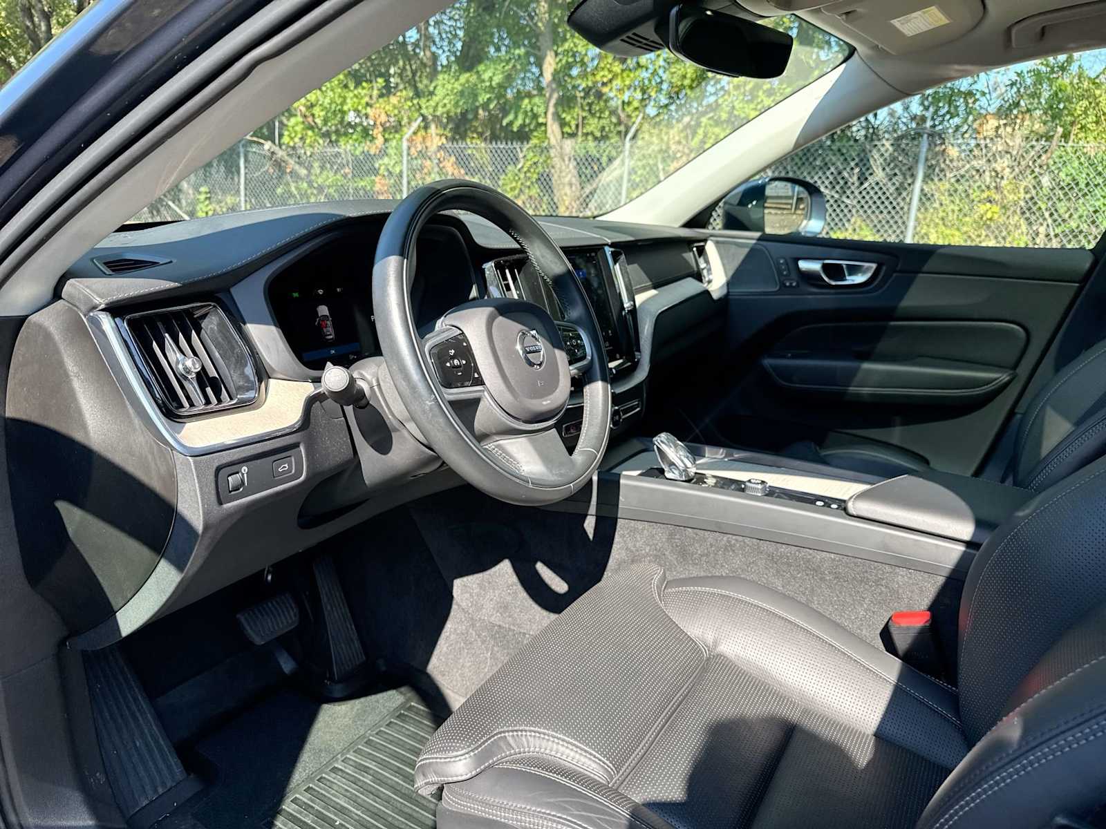 Thumbnail: 2022 Volvo XC60 - 10