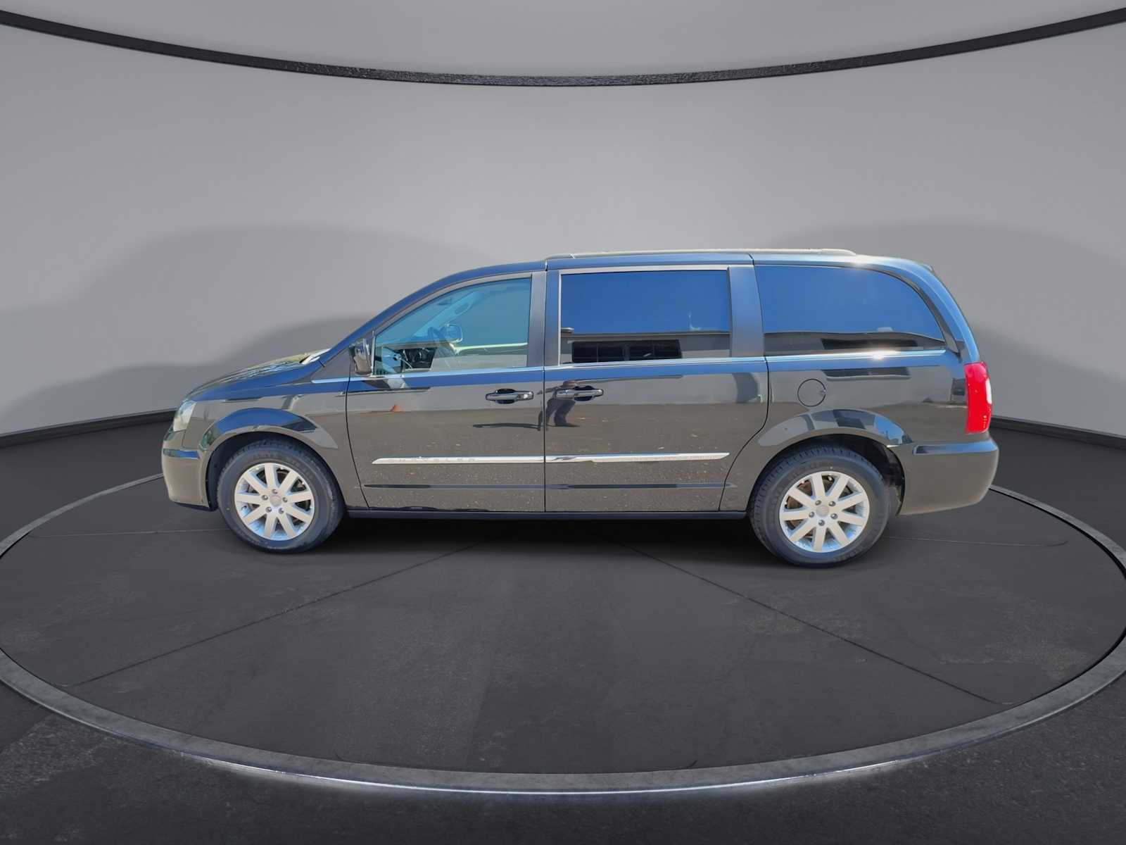 Thumbnail: 2014 Chrysler Town & Country - 5