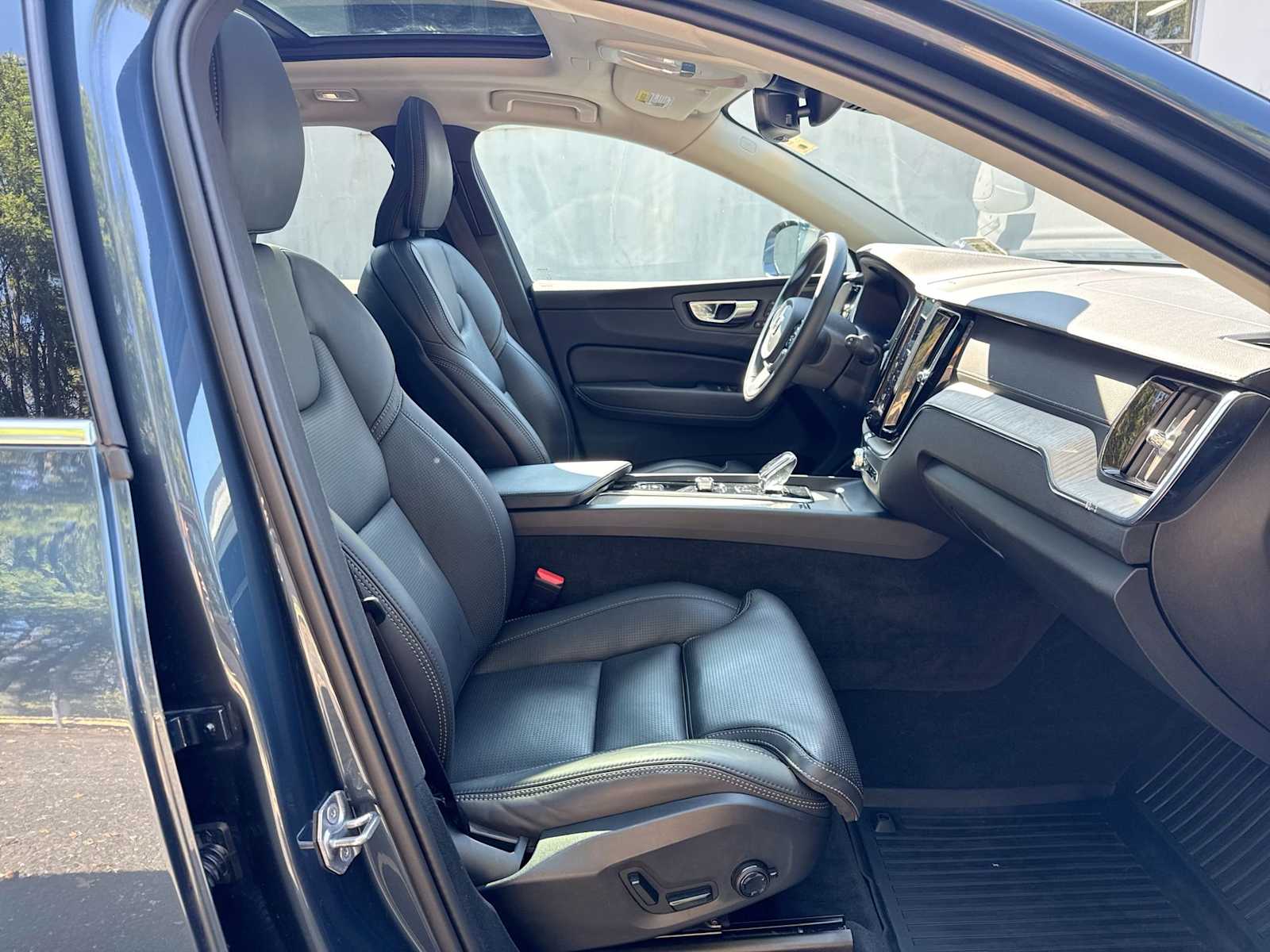 Thumbnail: 2022 Volvo XC60 - 15