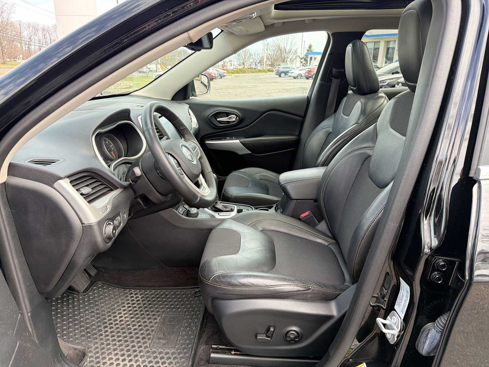 Thumbnail: 2018 Jeep Cherokee - 11