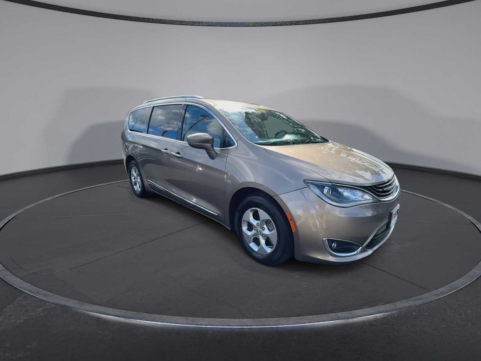 2018 Chrysler Pacifica Hybrid Touring L photo 2