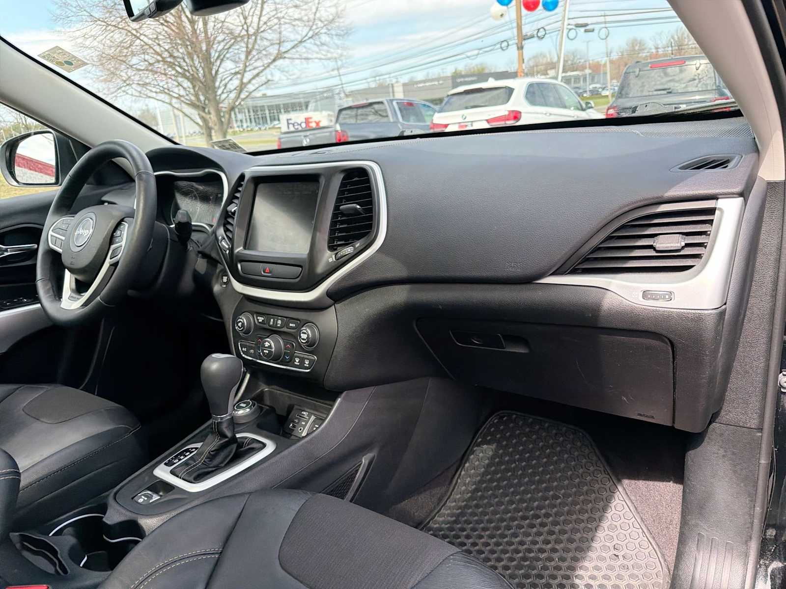 Thumbnail: 2018 Jeep Cherokee - 16