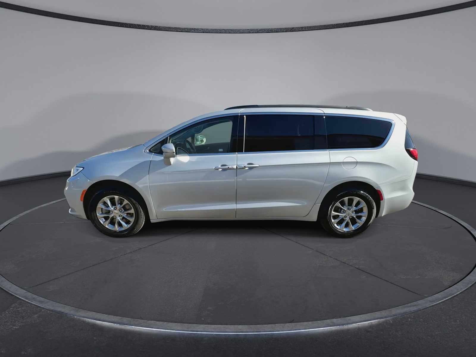 Thumbnail: 2022 Chrysler Pacifica - 5