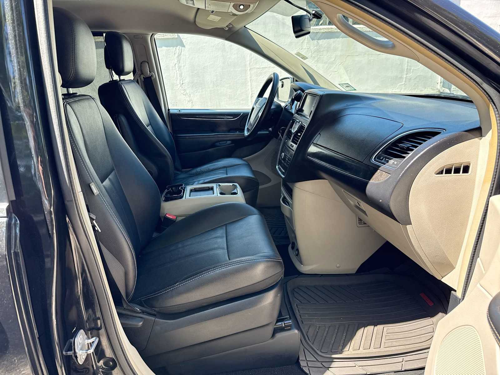 Thumbnail: 2014 Chrysler Town & Country - 15