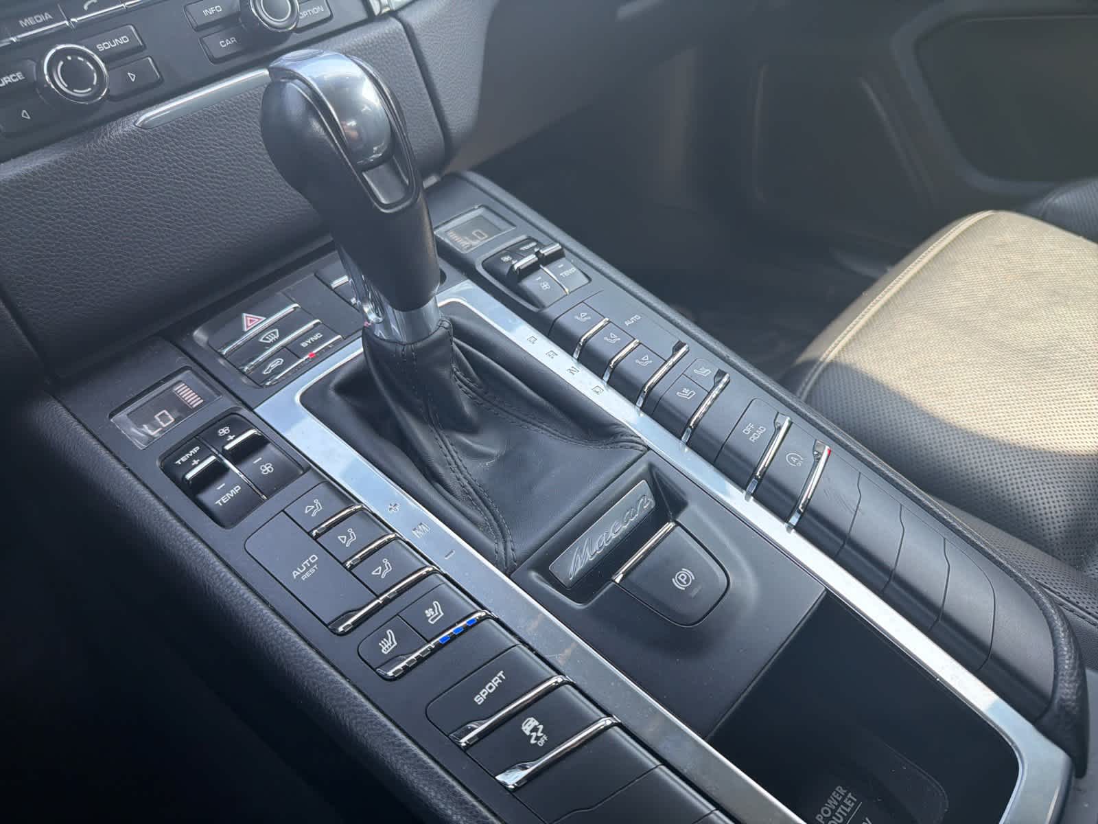 Thumbnail: 2016 Porsche Macan - 15