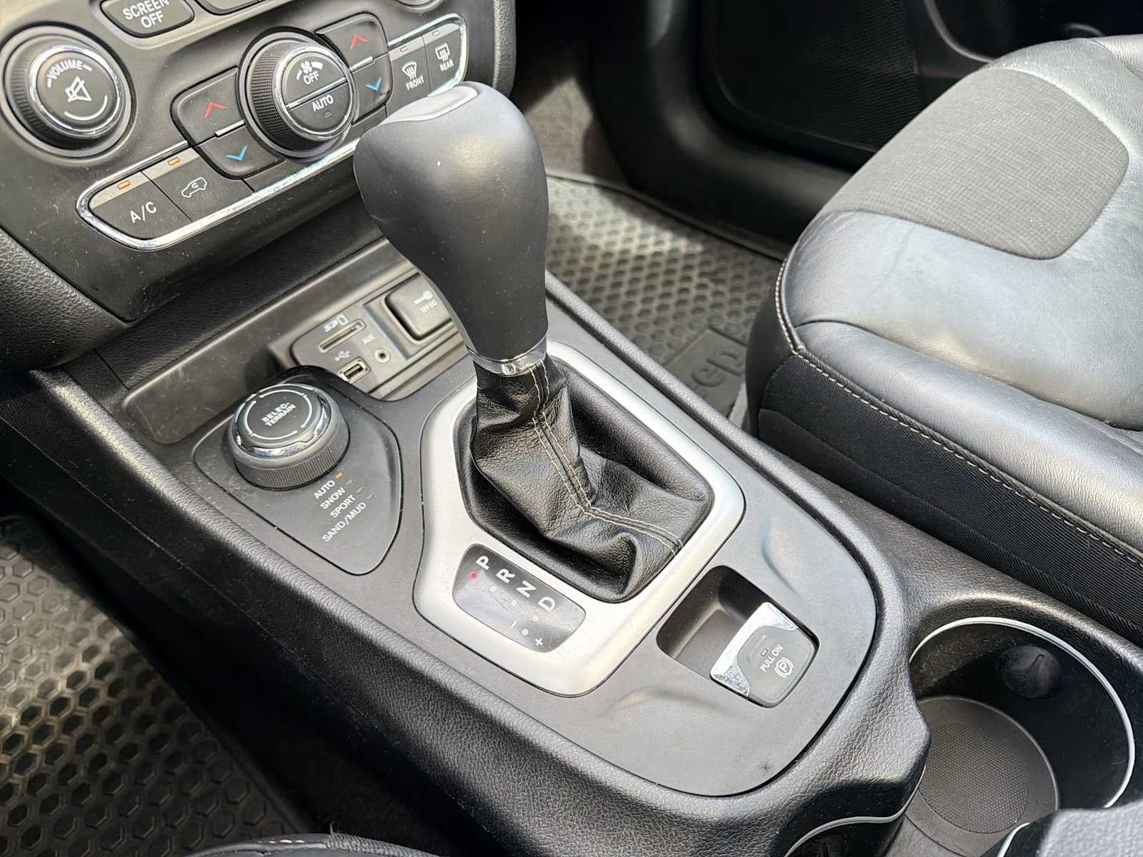 Thumbnail: 2018 Jeep Cherokee - 30