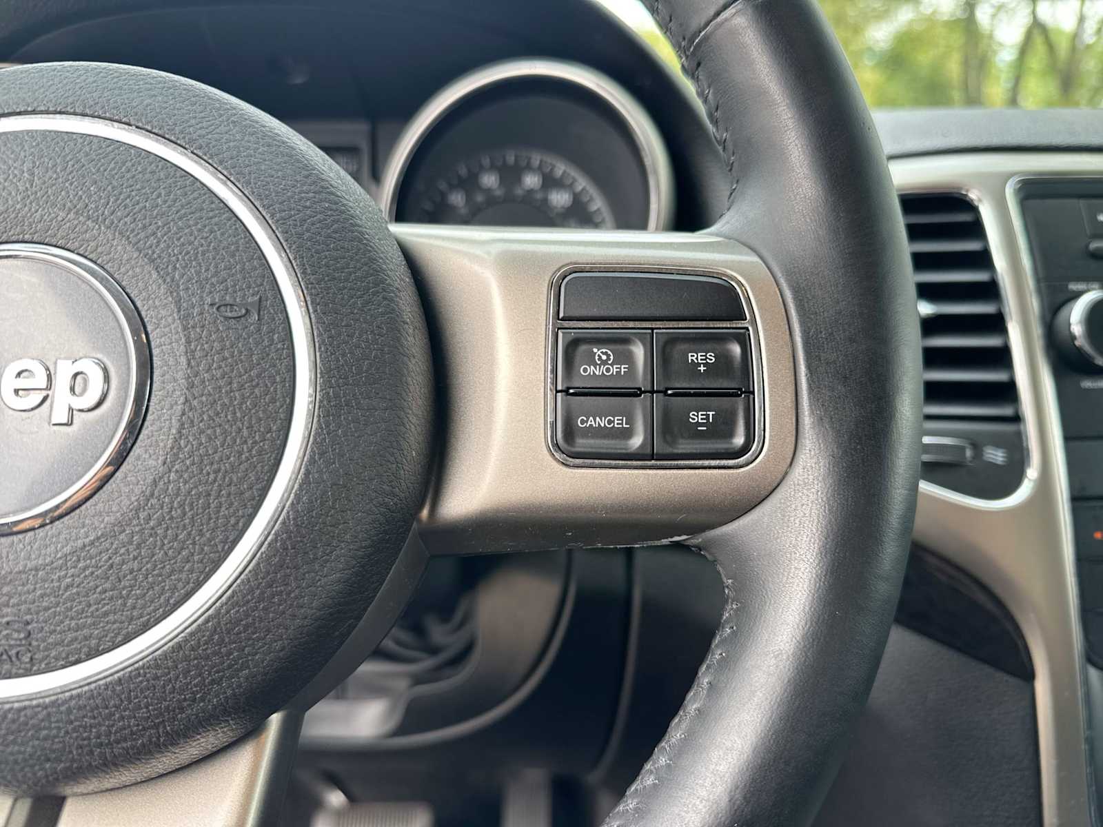 Thumbnail: 2012 Jeep Grand Cherokee - 25