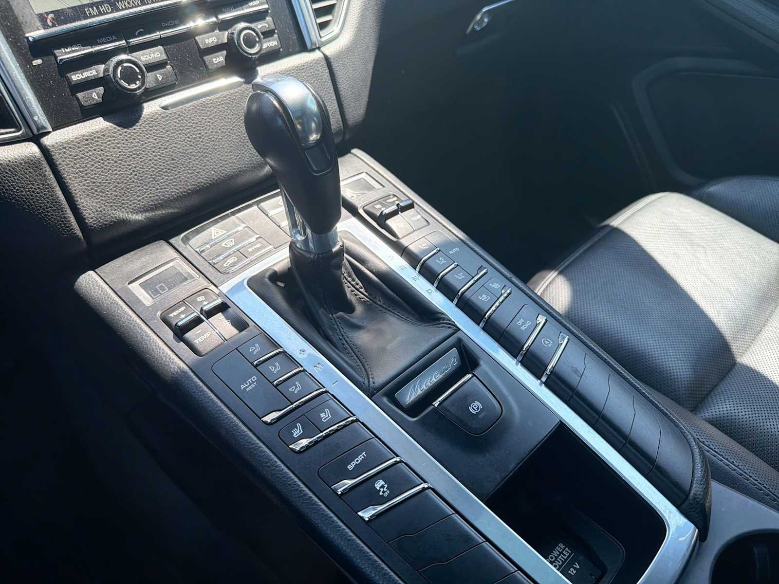 Thumbnail: 2016 Porsche Macan - 30
