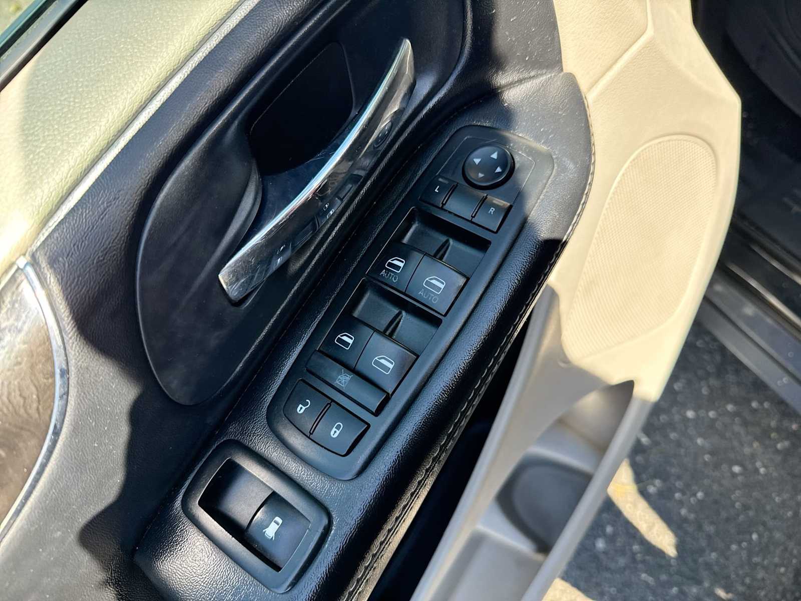 Thumbnail: 2014 Chrysler Town & Country - 22