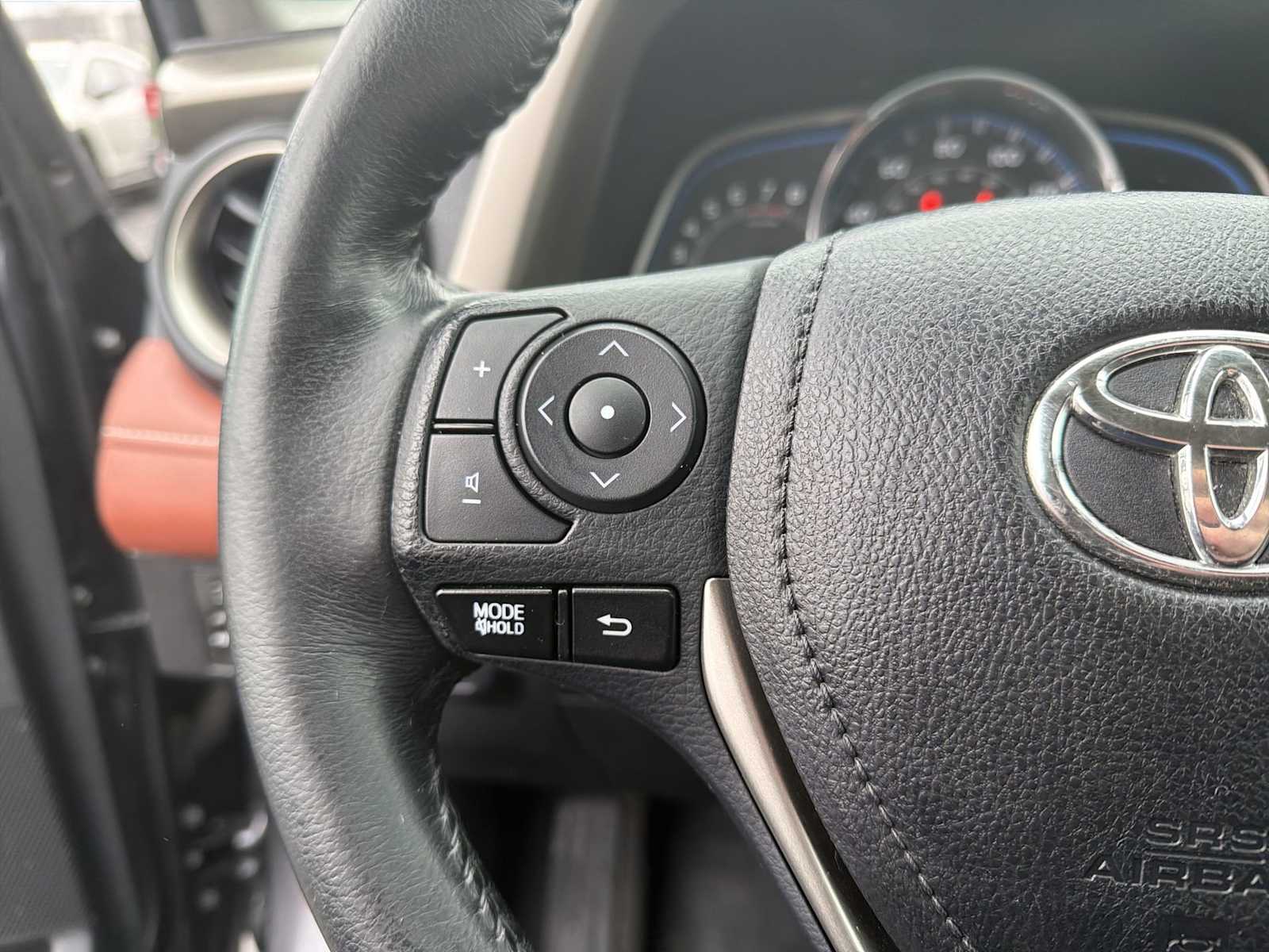 Thumbnail: 2015 Toyota RAV4 - 25