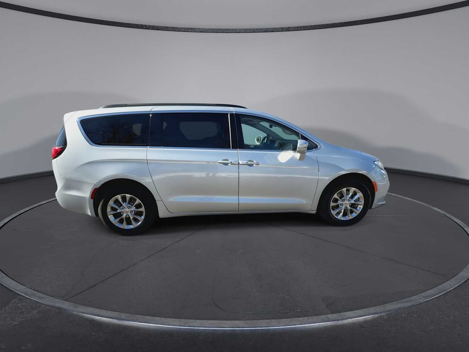 Thumbnail: 2022 Chrysler Pacifica - 9