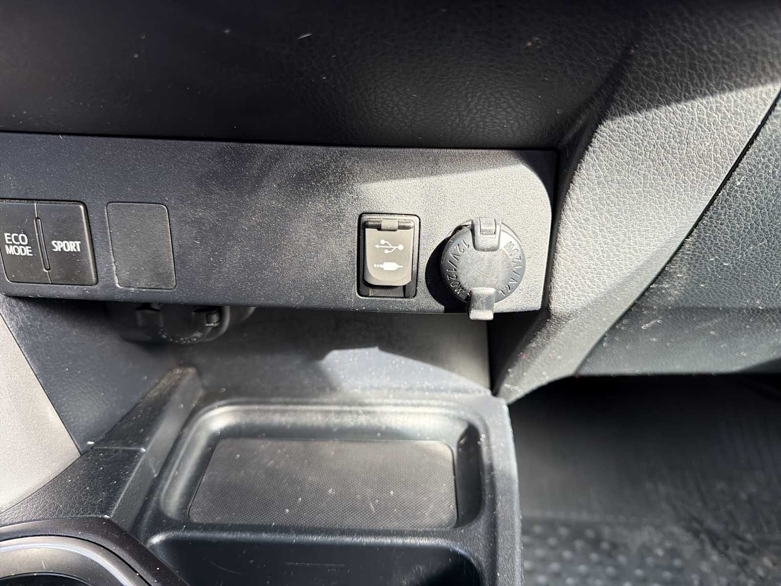 Thumbnail: 2017 Toyota RAV4 - 28