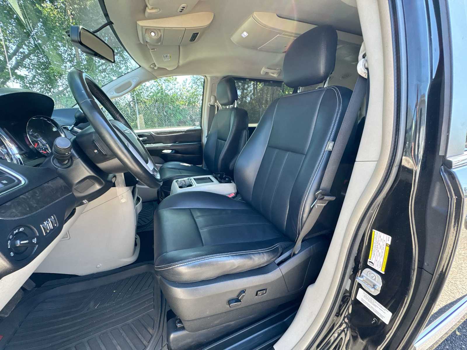 Thumbnail: 2014 Chrysler Town & Country - 21