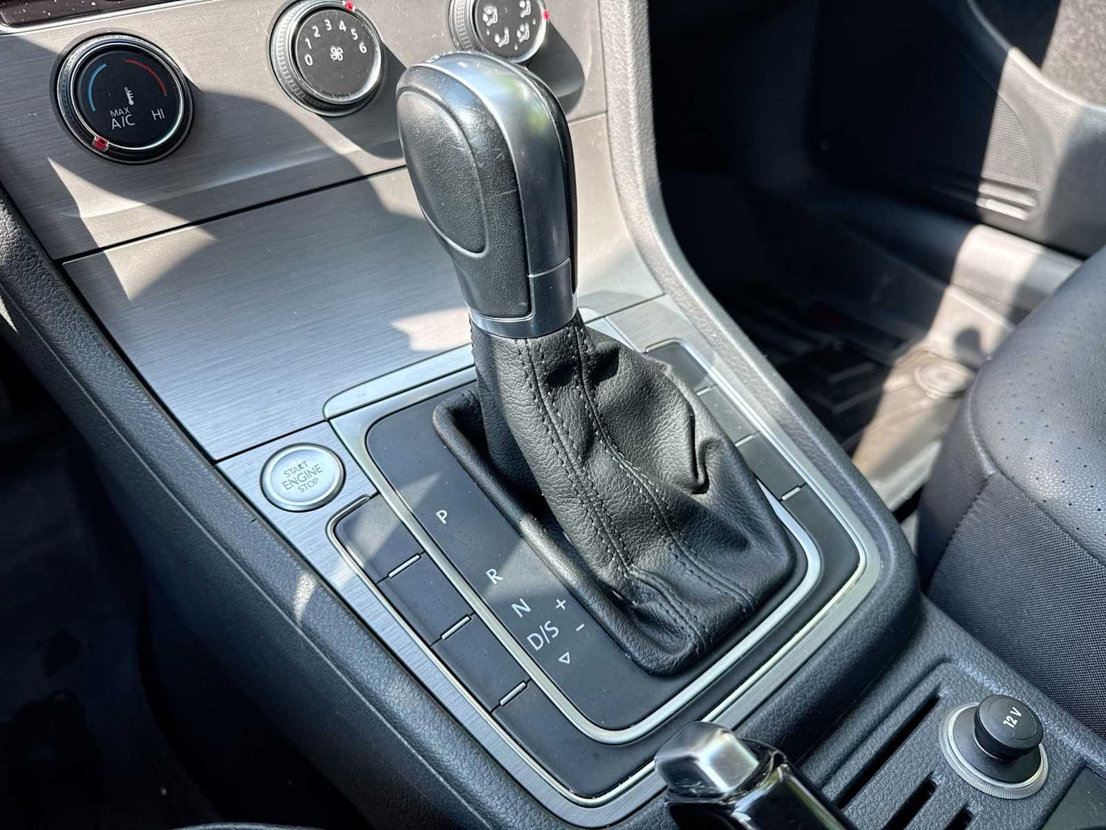 Thumbnail: 2015 Volkswagen e-Golf - 29