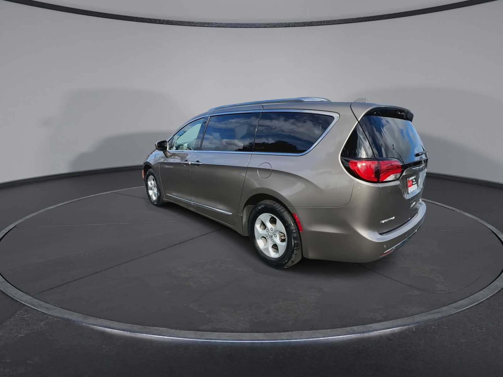 Thumbnail: 2018 Chrysler Pacifica - 6