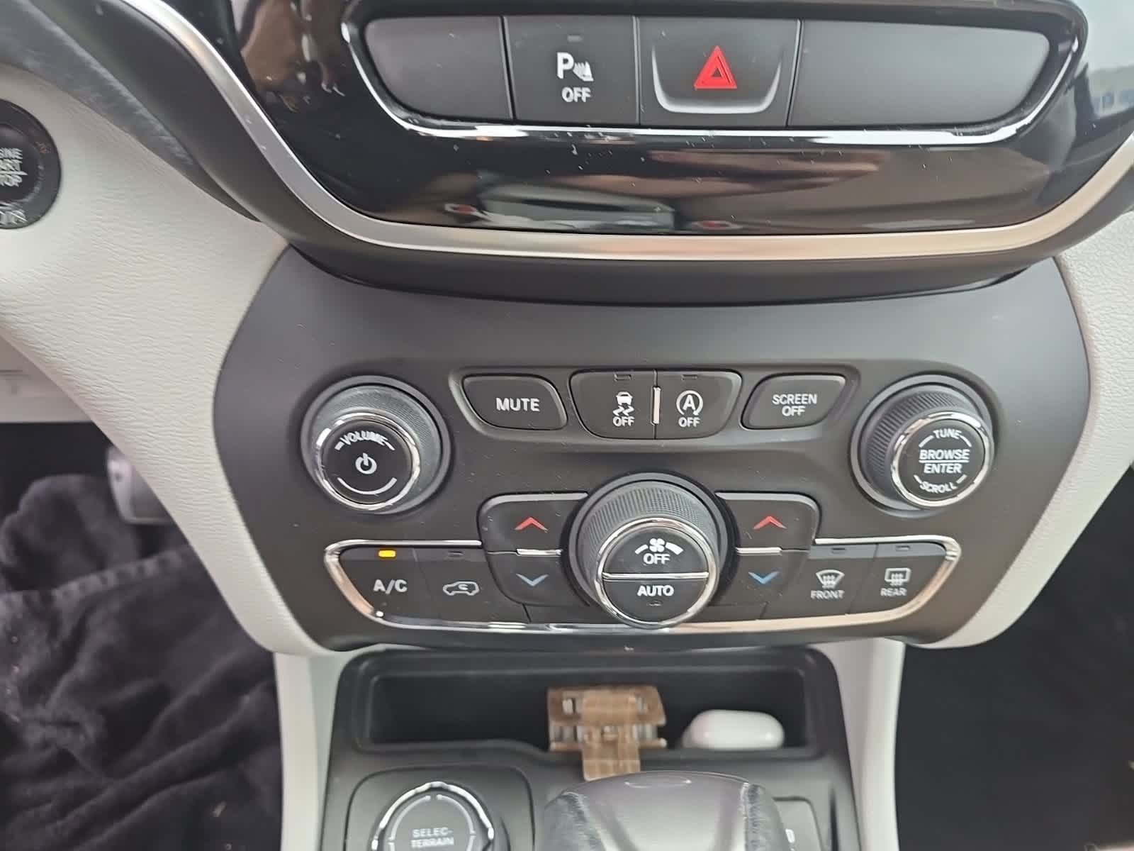Thumbnail: 2020 Jeep Cherokee - 9