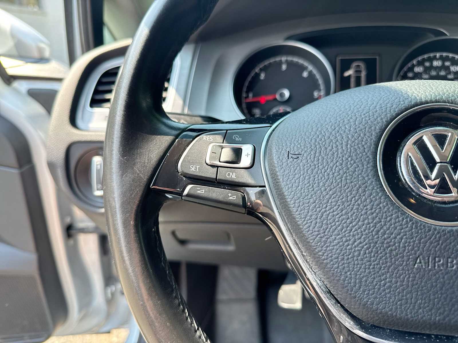 Thumbnail: 2015 Volkswagen e-Golf - 24