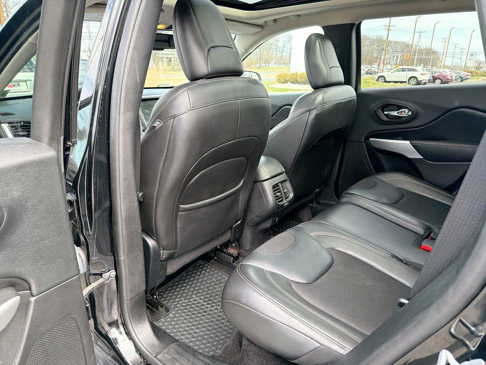 Thumbnail: 2018 Jeep Cherokee - 12