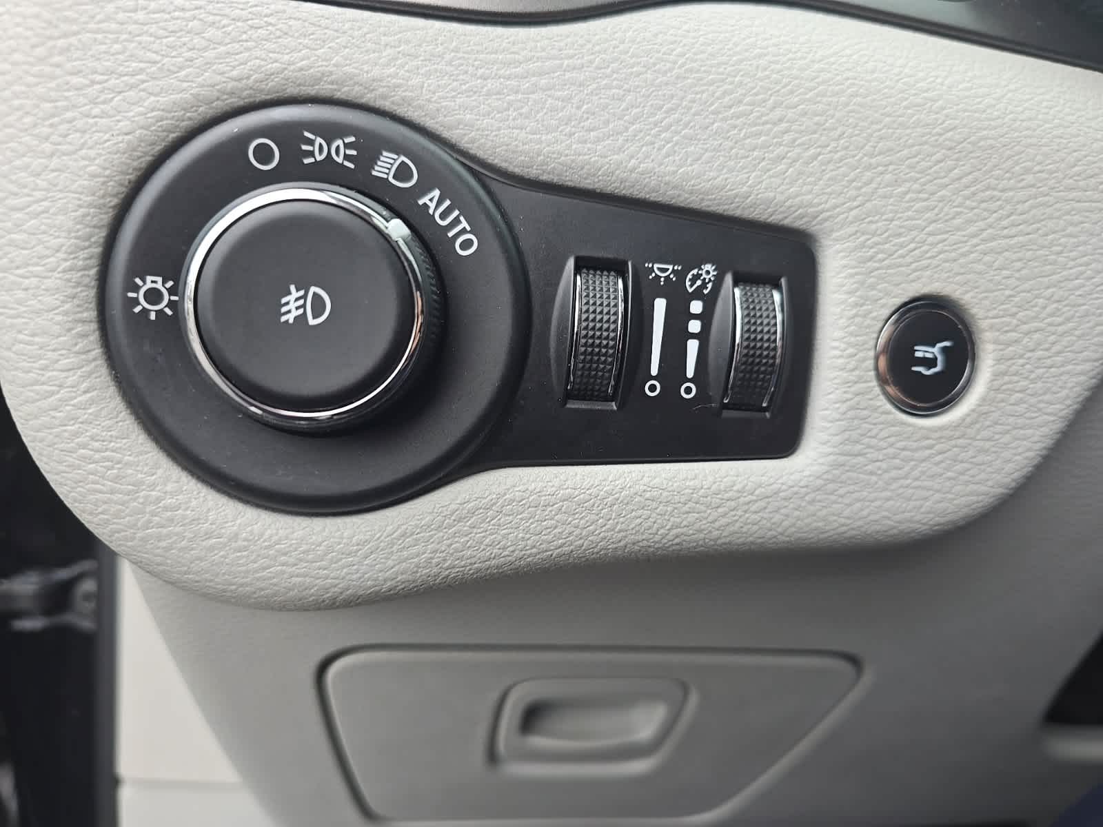 Thumbnail: 2020 Jeep Cherokee - 11