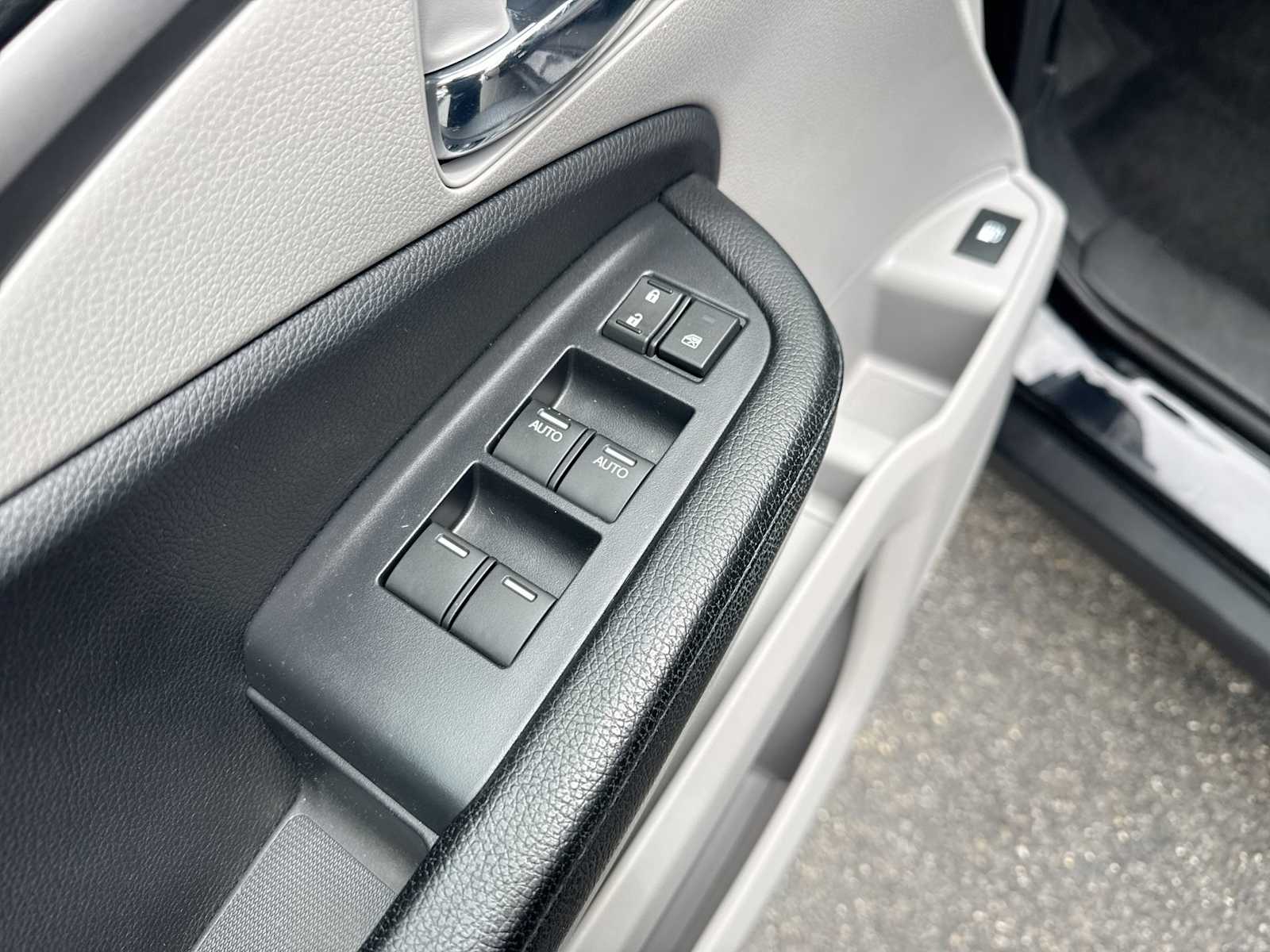 Thumbnail: 2017 Honda Pilot - 22