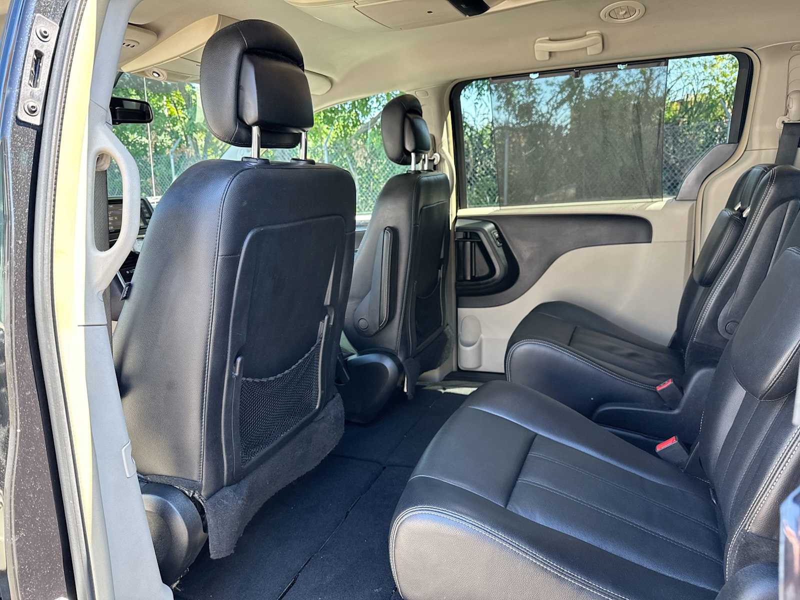 Thumbnail: 2014 Chrysler Town & Country - 12