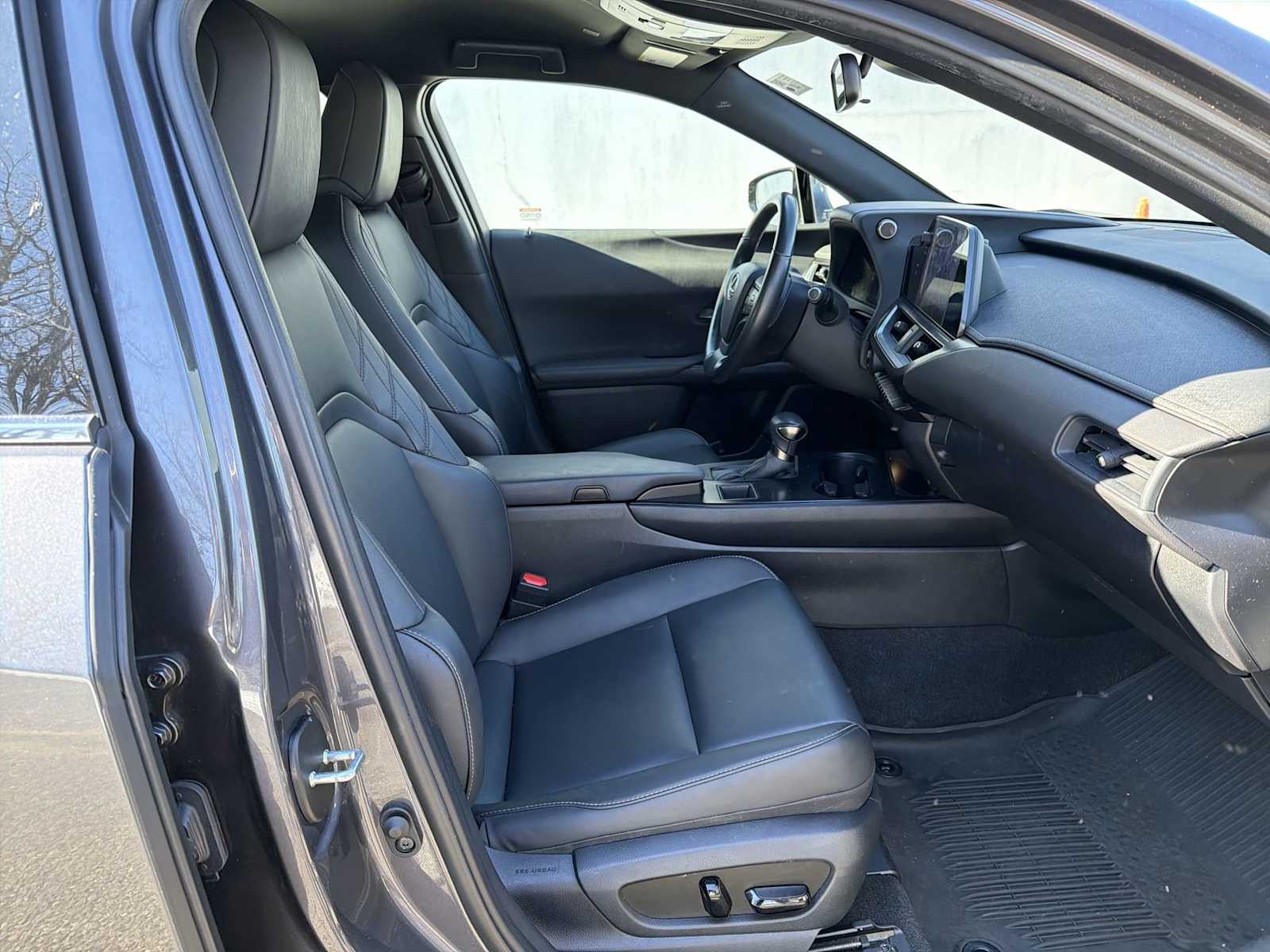 Thumbnail: 2023 Lexus UX - 15