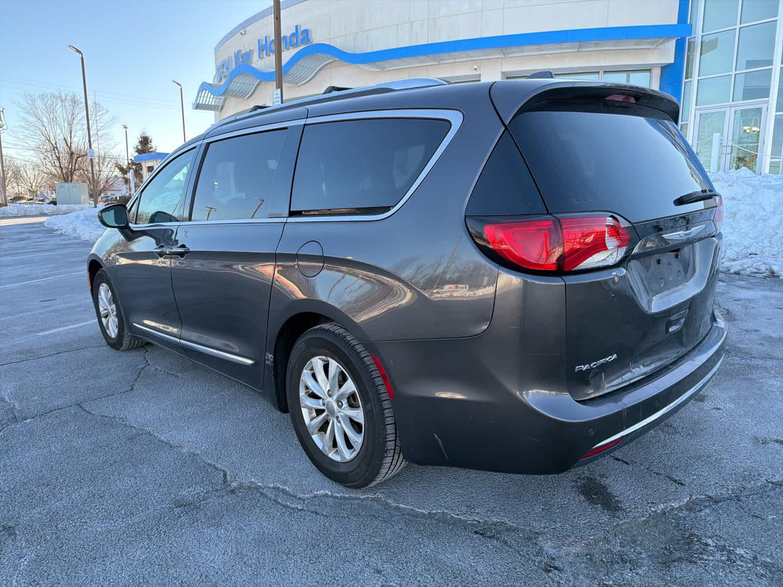Thumbnail: 2018 Chrysler Pacifica - 3