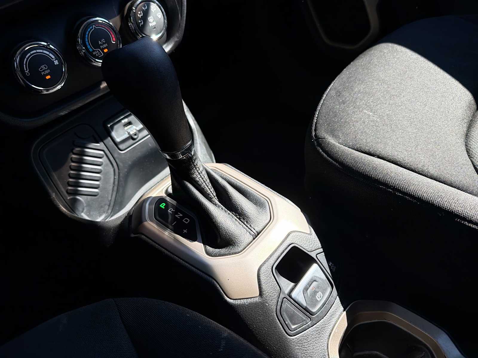 Thumbnail: 2016 Jeep Renegade - 29