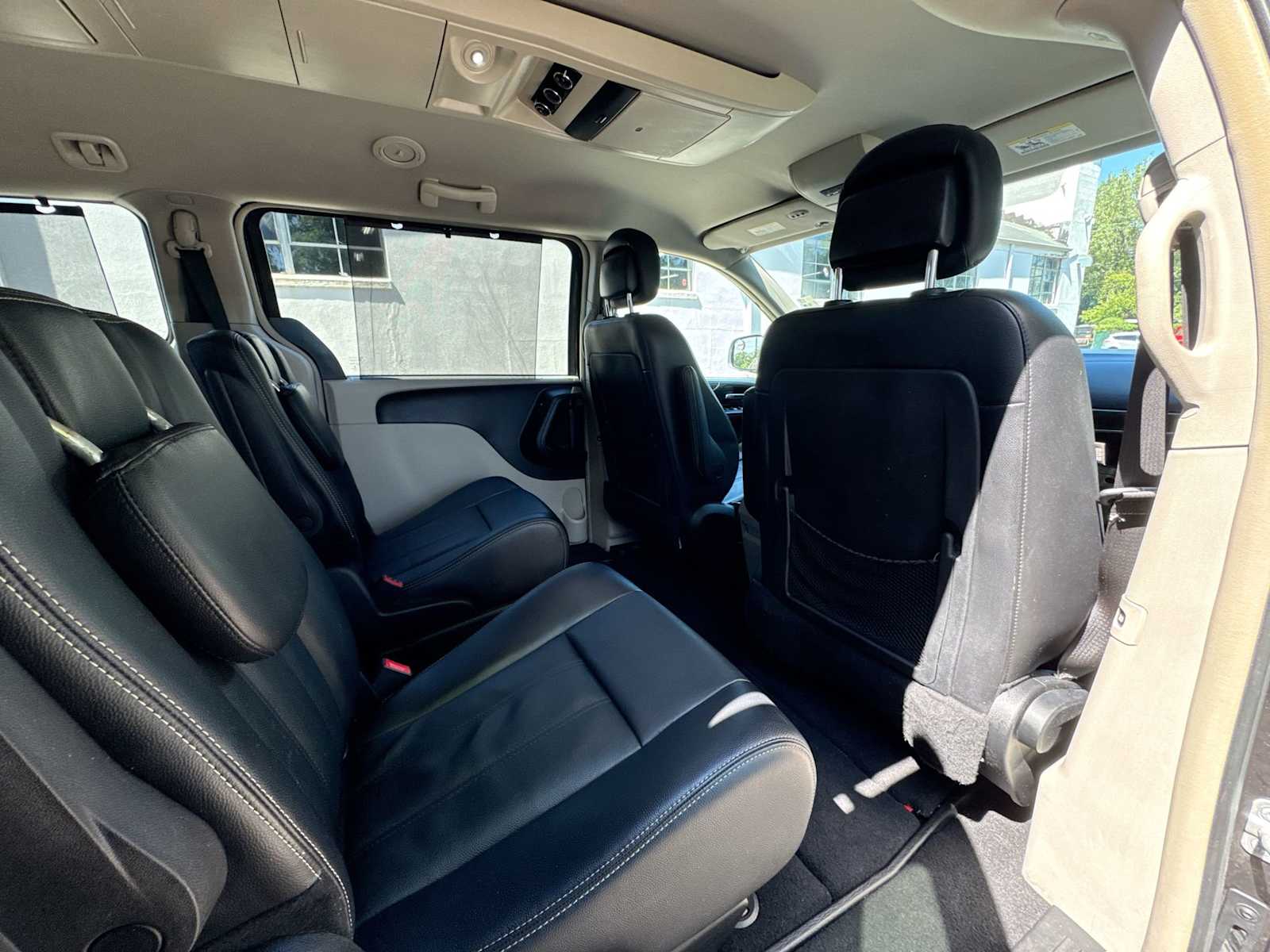 Thumbnail: 2014 Chrysler Town & Country - 14