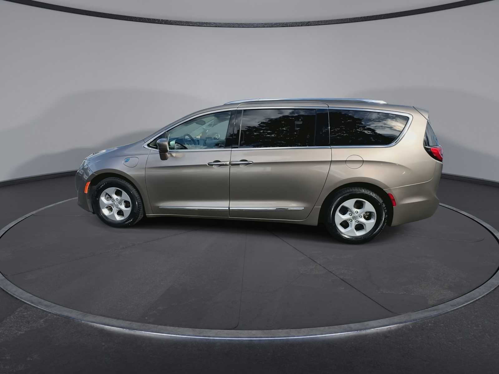 Thumbnail: 2018 Chrysler Pacifica - 5