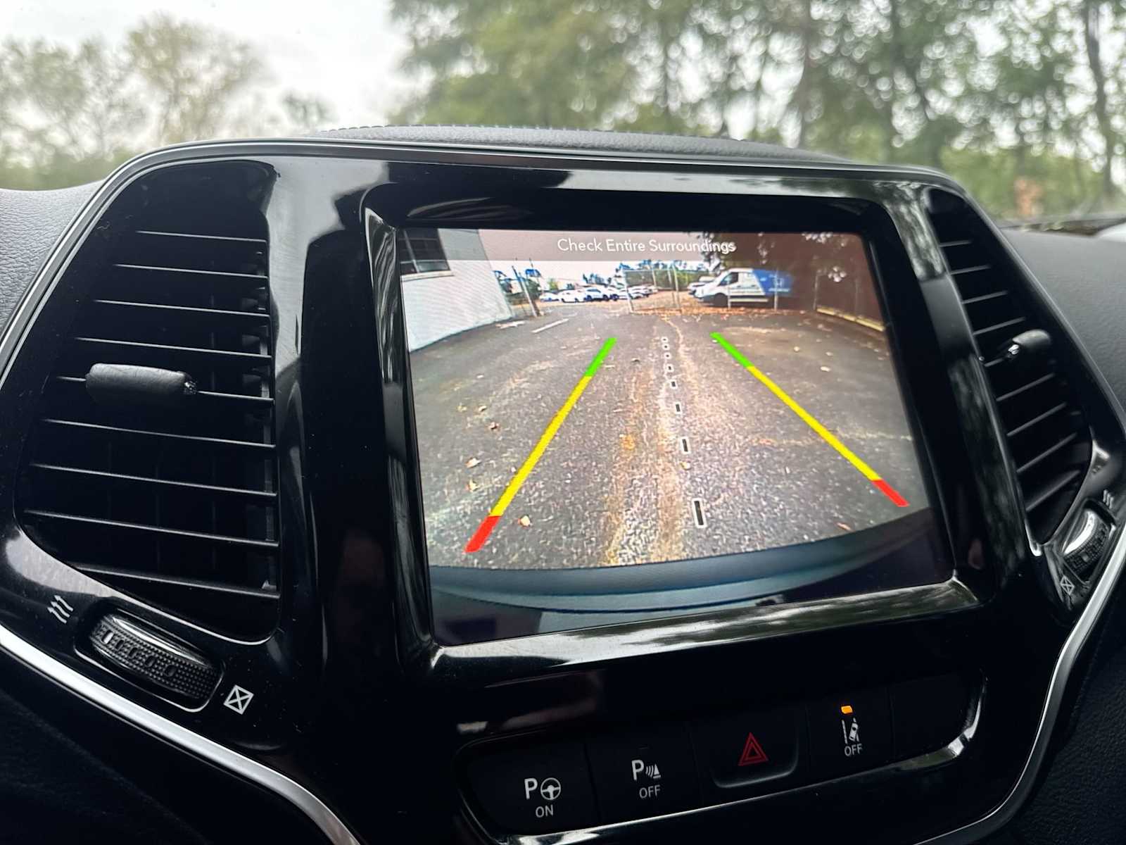 Thumbnail: 2019 Jeep Cherokee - 28
