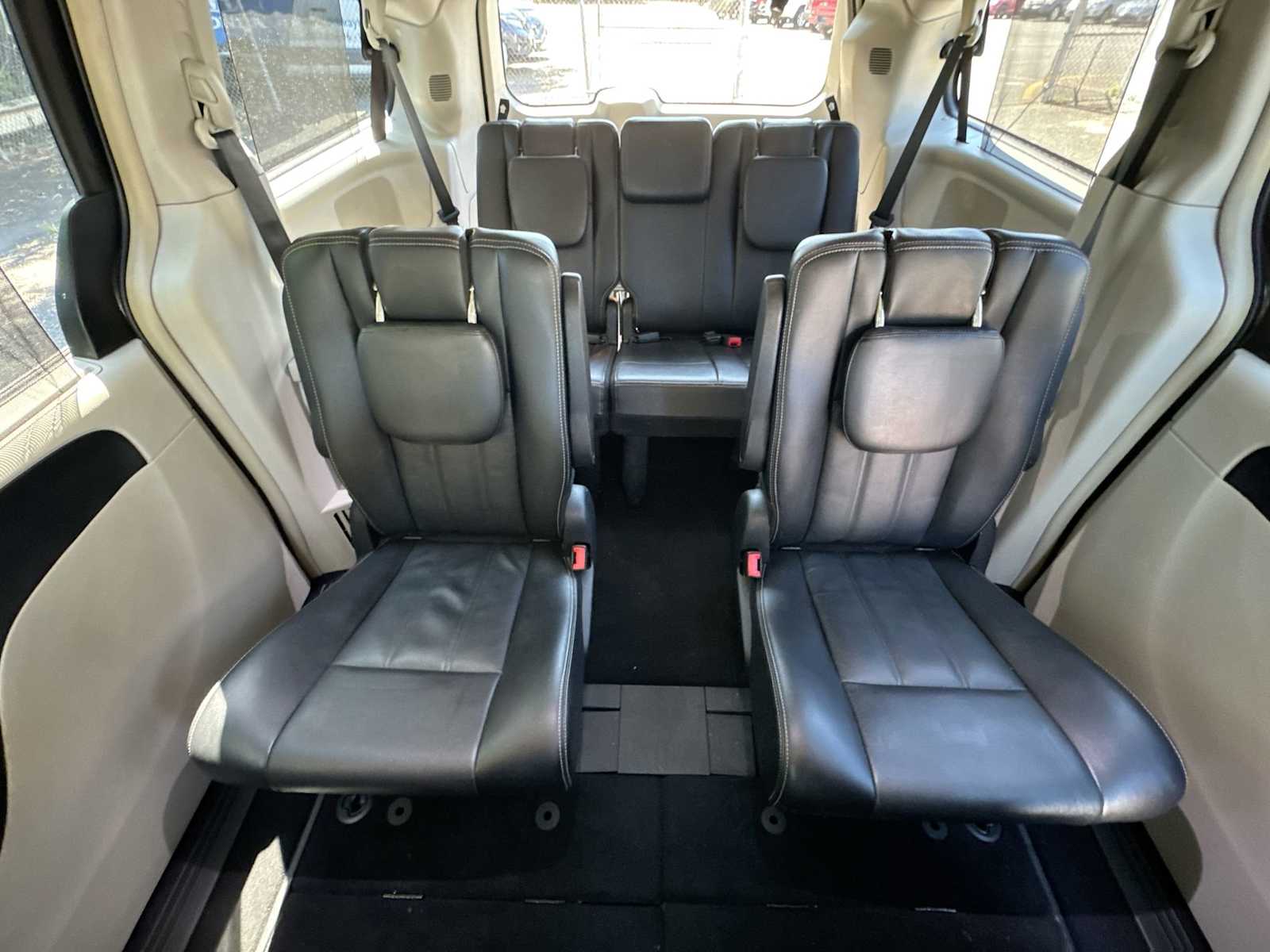 Thumbnail: 2014 Chrysler Town & Country - 13