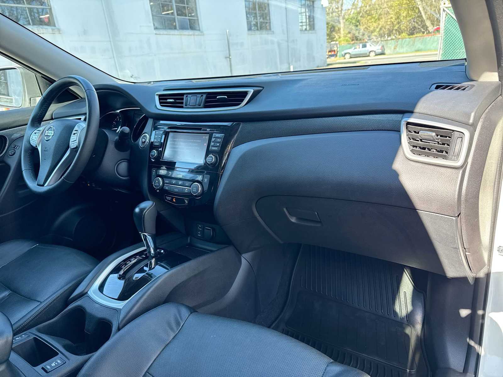 Thumbnail: 2016 Nissan Rogue - 16