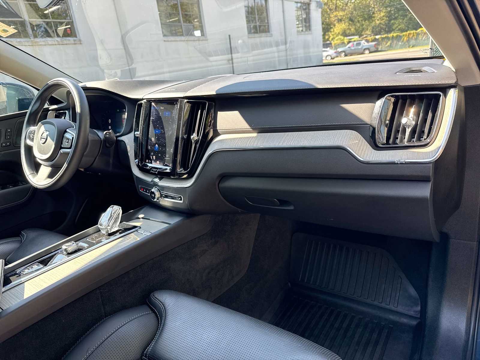 Thumbnail: 2022 Volvo XC60 - 16