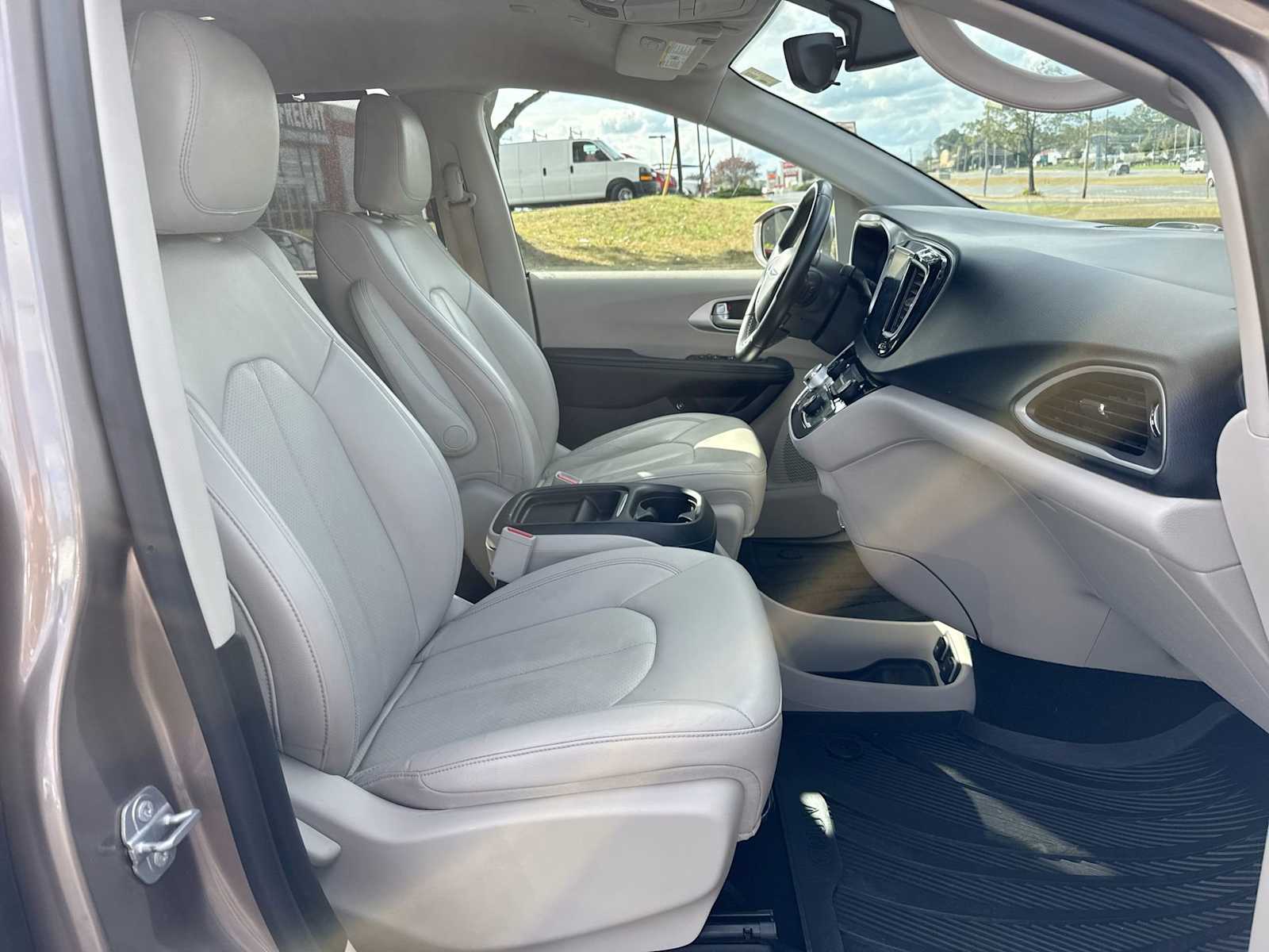 Thumbnail: 2018 Chrysler Pacifica - 15