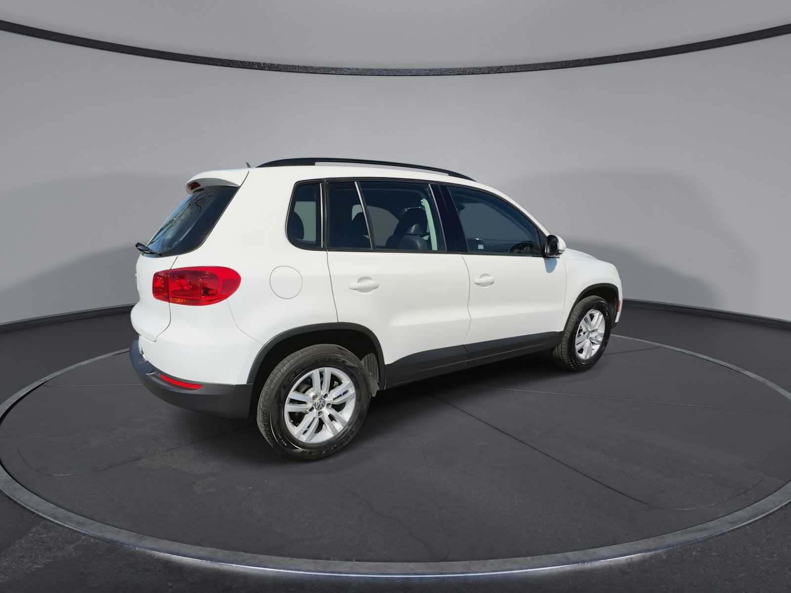 Thumbnail: 2016 Volkswagen Tiguan - 8