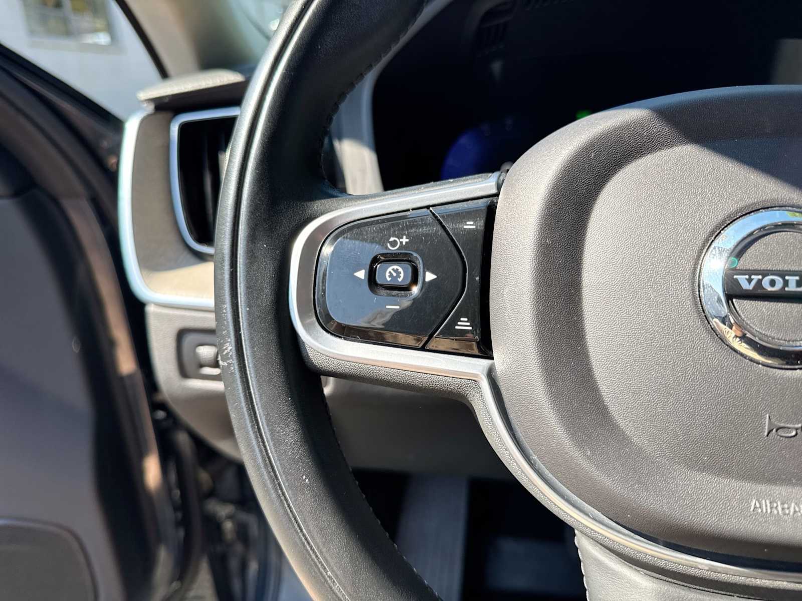 Thumbnail: 2022 Volvo XC60 - 25