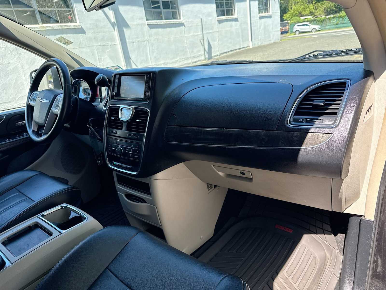 Thumbnail: 2014 Chrysler Town & Country - 16