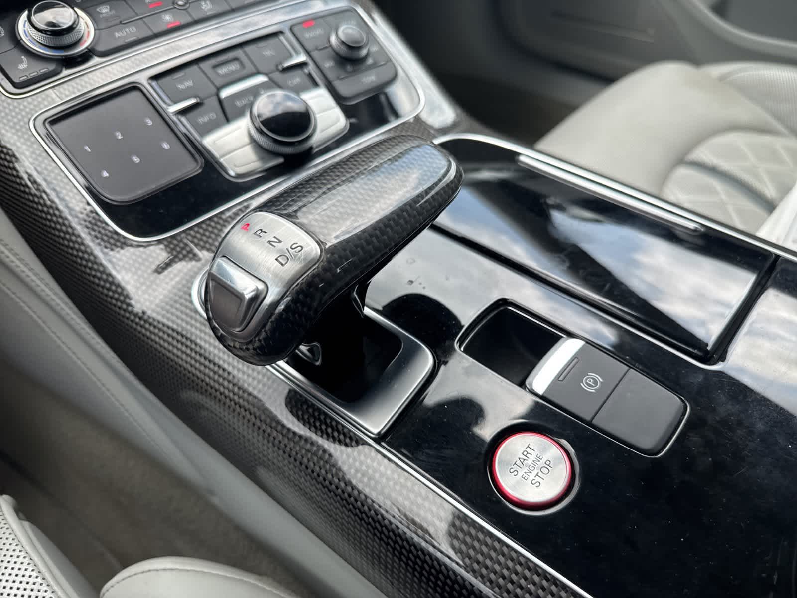 Thumbnail: 2015 Audi S8 - 15