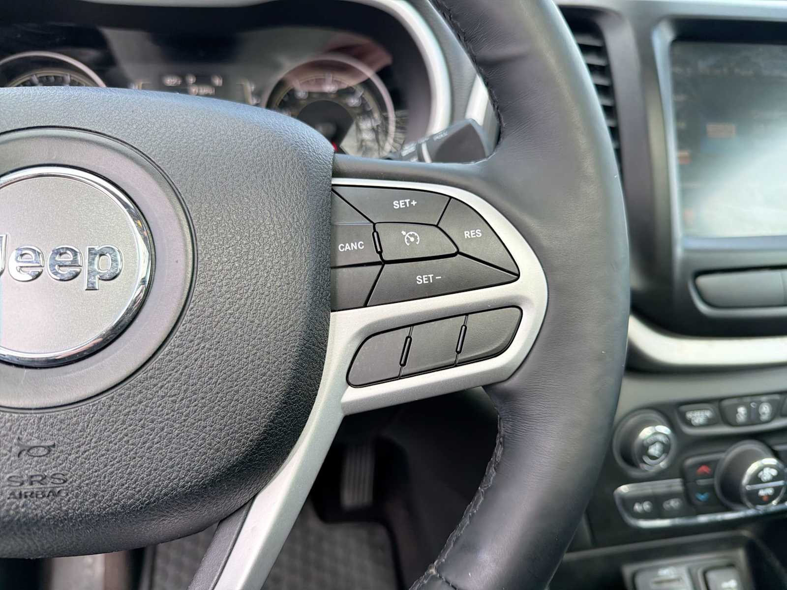 Thumbnail: 2018 Jeep Cherokee - 26