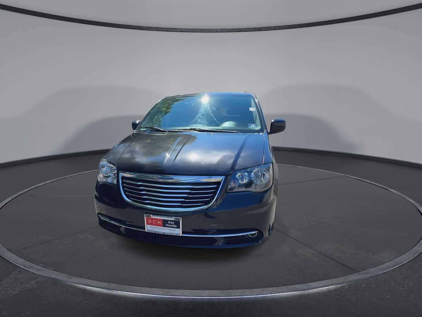 Thumbnail: 2014 Chrysler Town & Country - 3