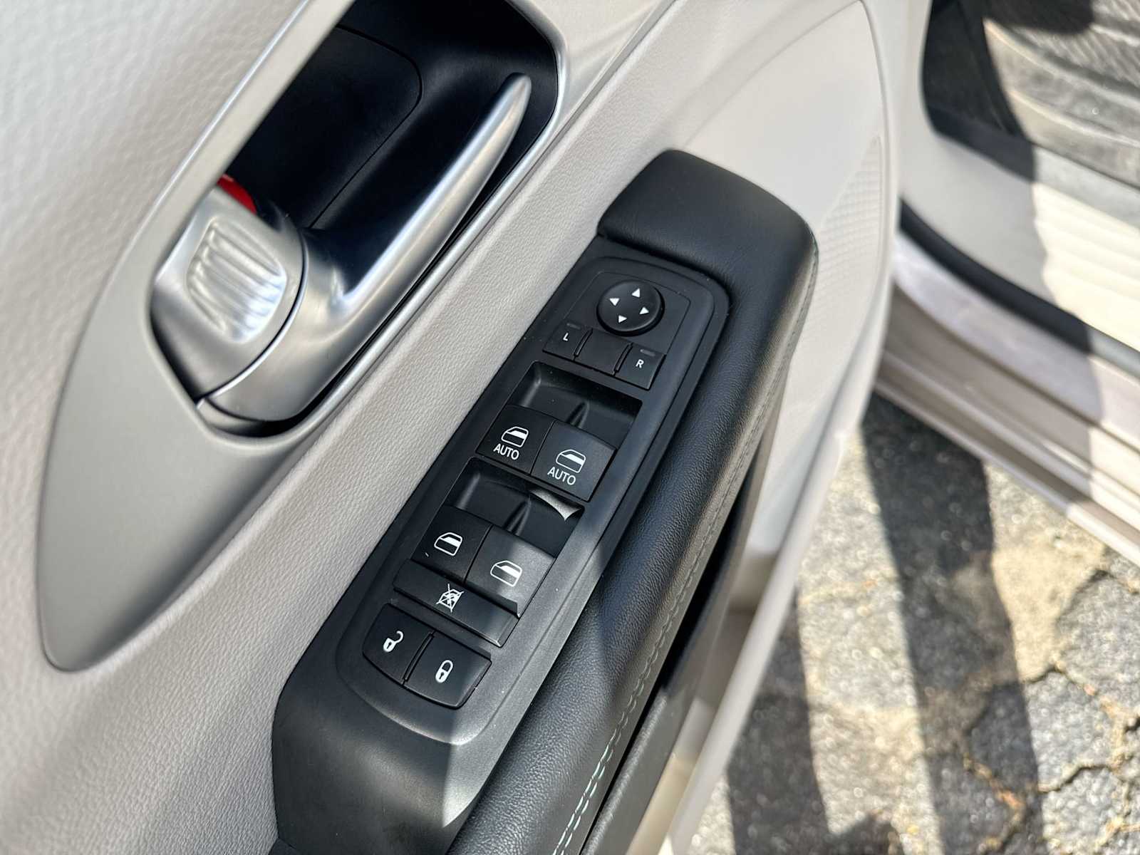 Thumbnail: 2018 Chrysler Pacifica - 22