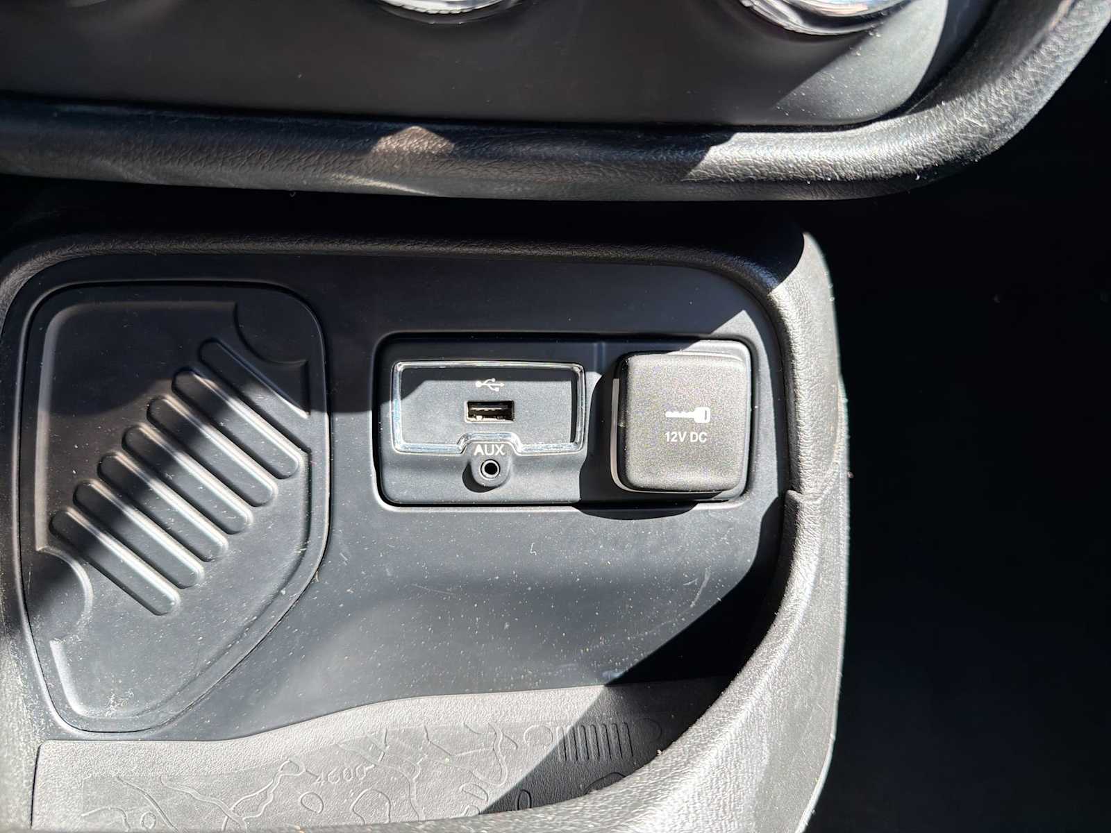 Thumbnail: 2016 Jeep Renegade - 28