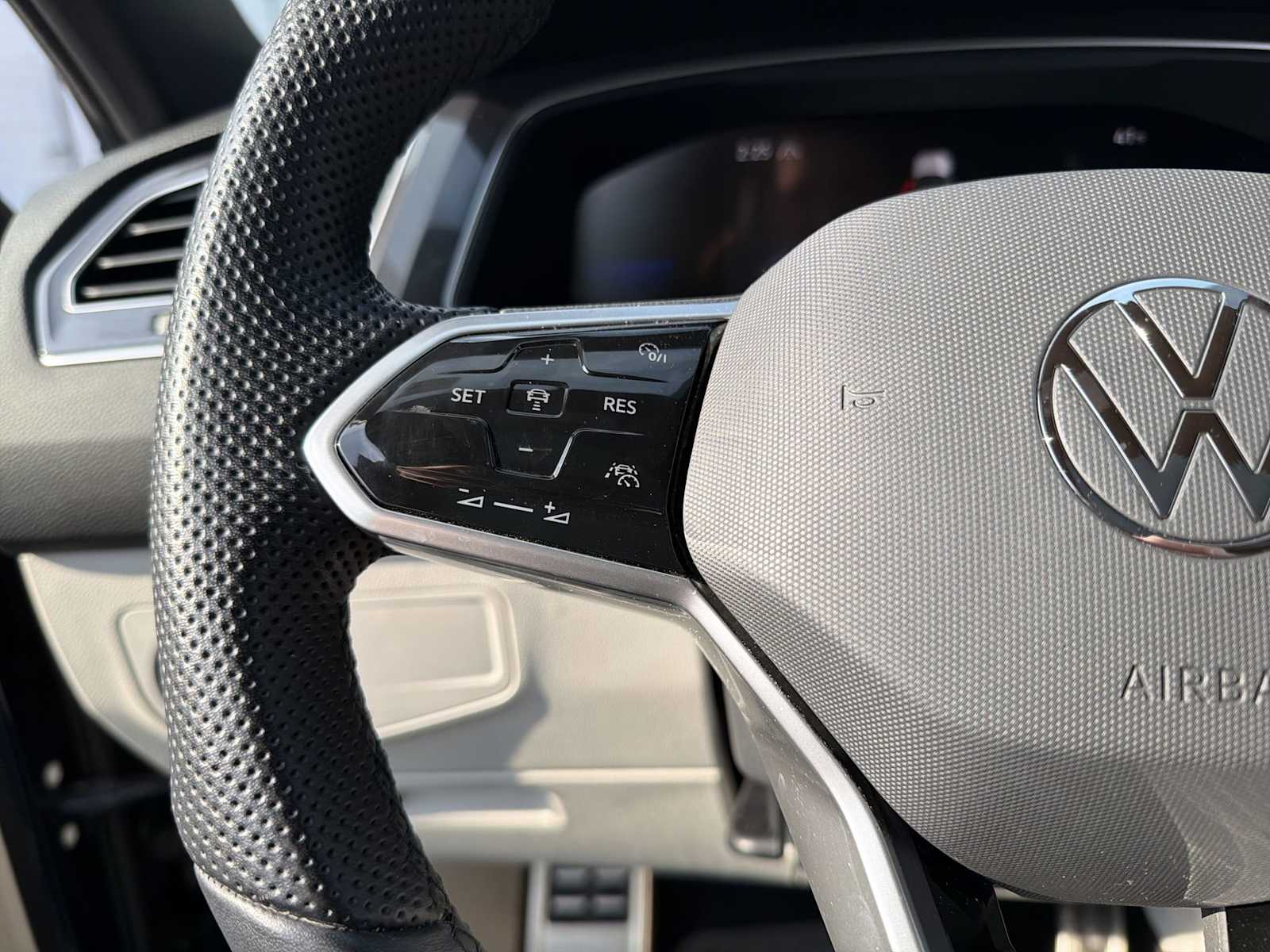 Thumbnail: 2024 Volkswagen Tiguan - 25