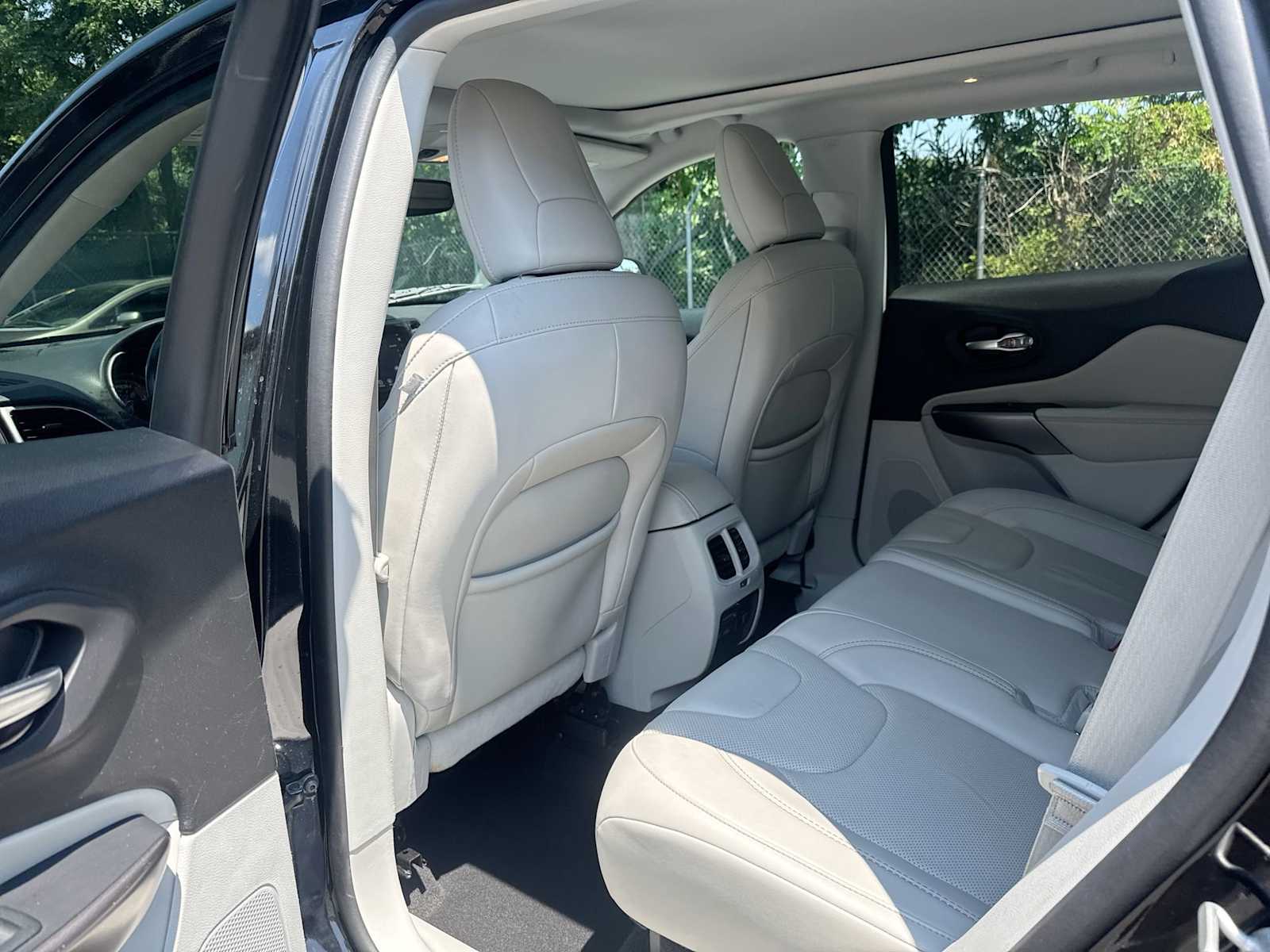 Thumbnail: 2020 Jeep Cherokee - 12
