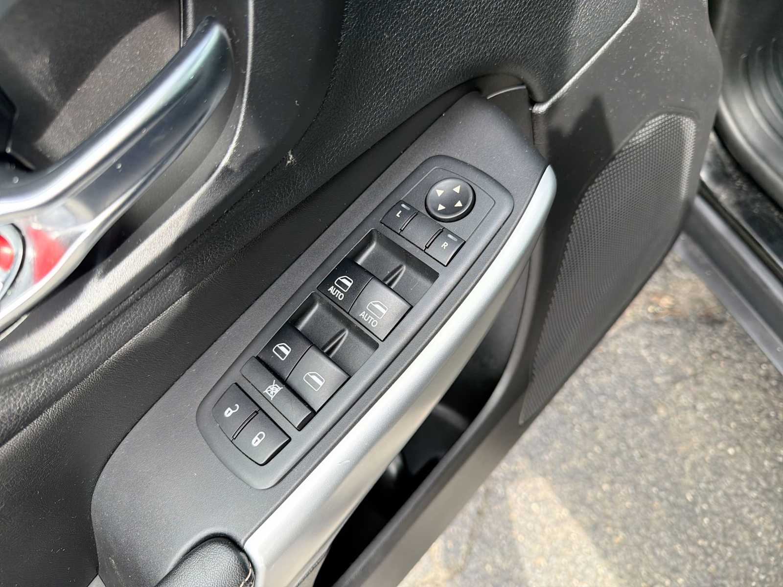 Thumbnail: 2018 Jeep Cherokee - 22