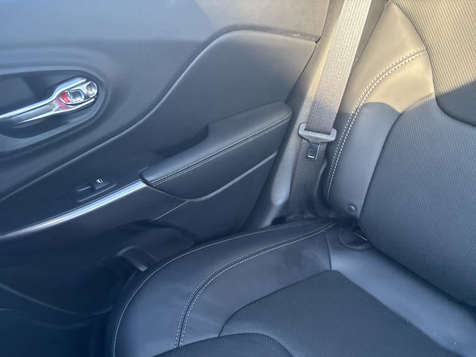 Thumbnail: 2019 Jeep Cherokee - 17