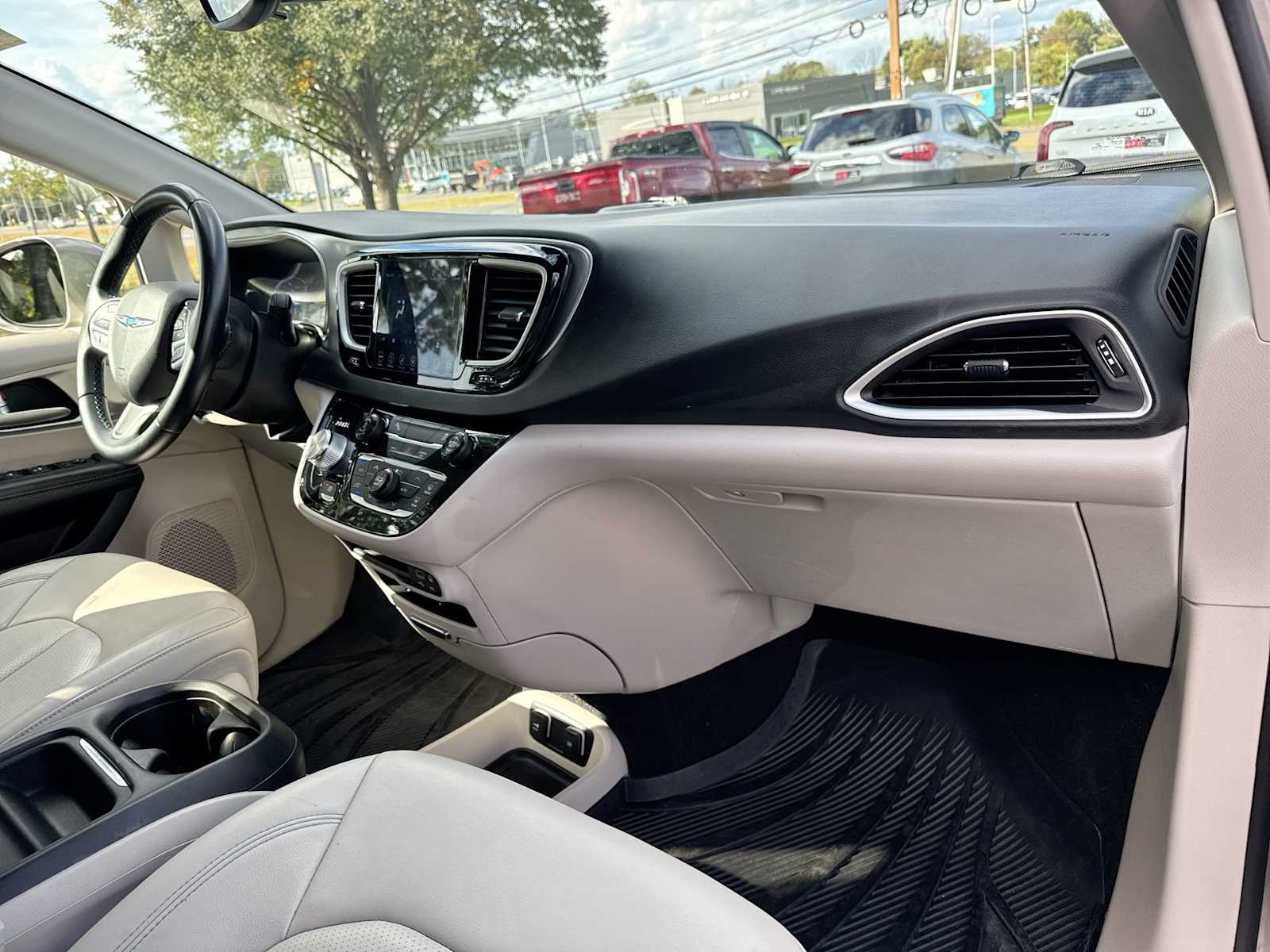 Thumbnail: 2018 Chrysler Pacifica - 16