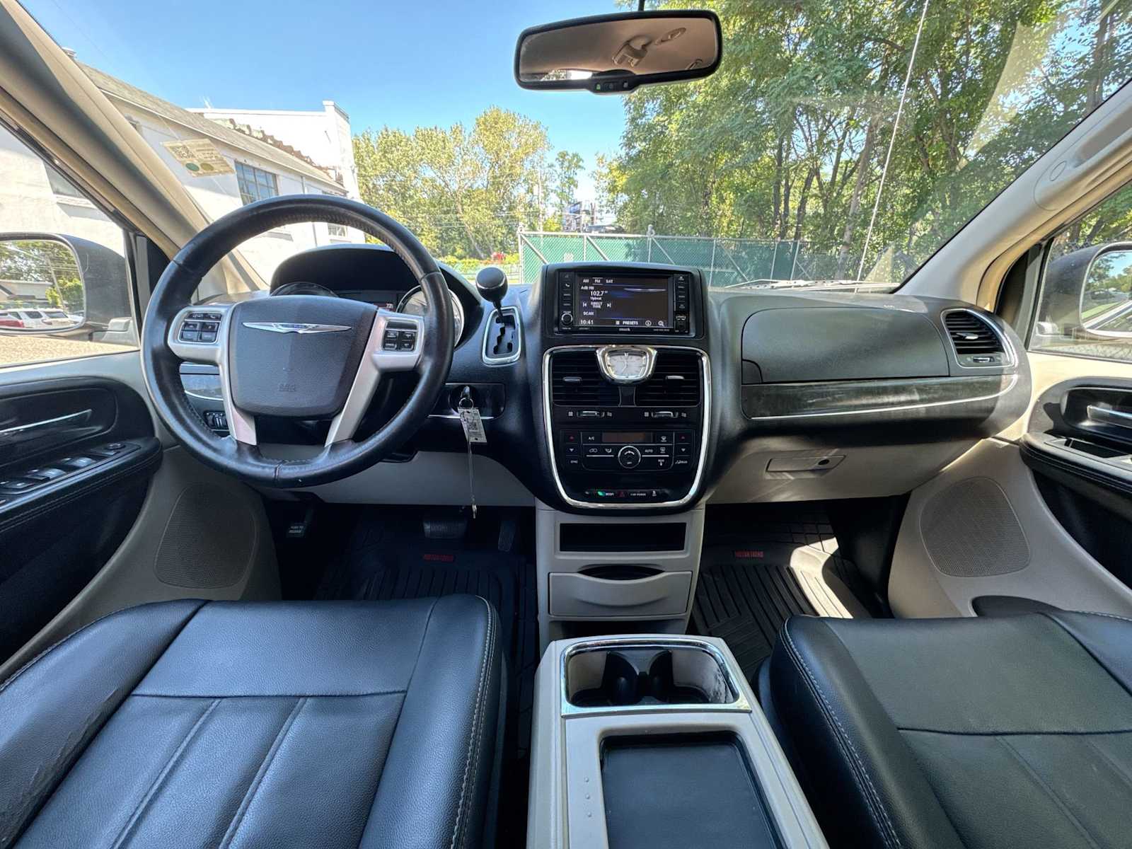 Thumbnail: 2014 Chrysler Town & Country - 20