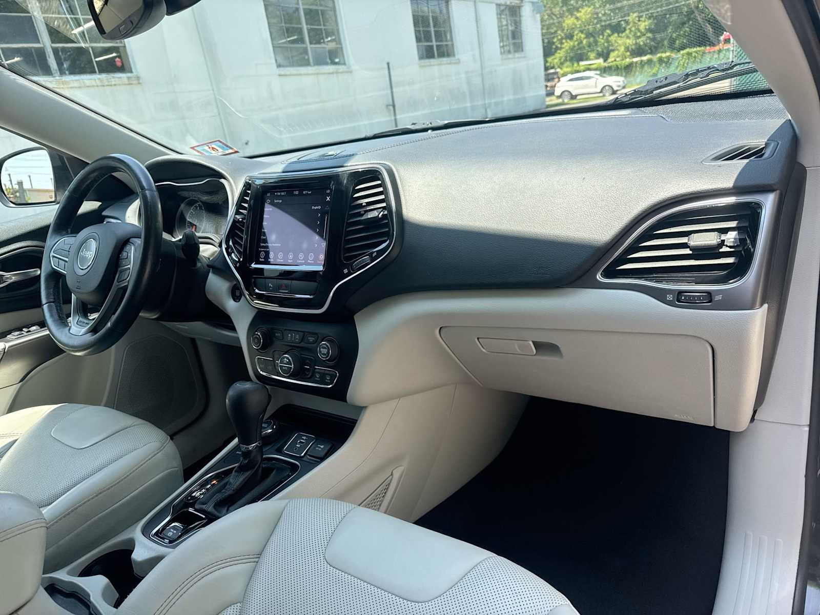 Thumbnail: 2020 Jeep Cherokee - 16